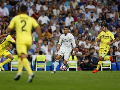 Cristiano Ronaldo sa snaží dostať cez hráčov Villarrealu