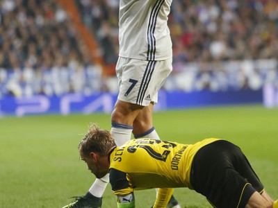 Hráč Realu Madrid Cristiano Ronaldo, vpravo hráč Dortmundu Marcel Schmelzer
