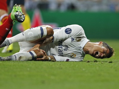 Cristiano Ronaldo si drží ľavé koleno 