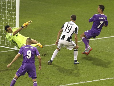 Cristiano Ronaldo strieľa gól