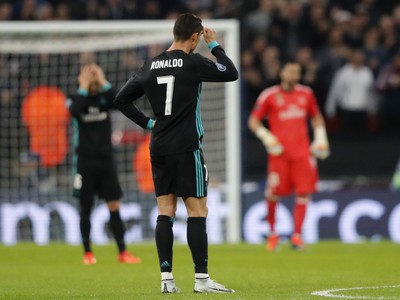 Sklamaný Cristiano Ronaldo a hráči Realu po inkasovanom góle