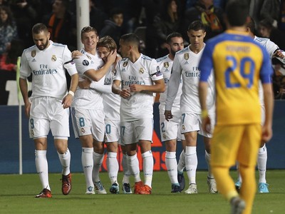 Dani Carvajal (2) so spoluhráčmi oslavuje gól Realu proti APOELU