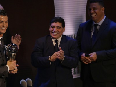 Futbalové legendy Diego Maradona a Ronaldo tlieskajú víťazovi Cristianovi Ronaldovi