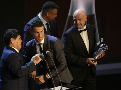 Diego Maradona a víťaz Cristiano Ronaldo, v pozadí Ronaldo a prezident FIFA Gianni Infantino