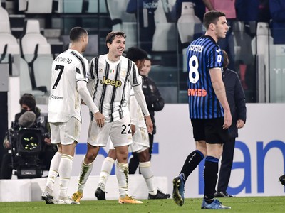 Cristiano Ronaldo a  Federico Chiesa oslavuj� g�l Juventusu
