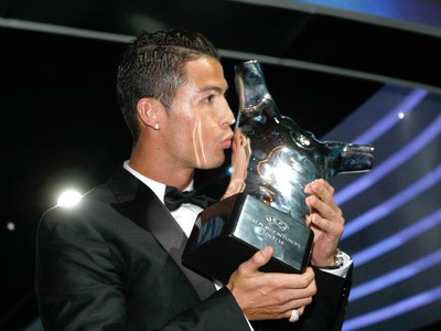 Cristiano Ronaldo s trofejou pre najlepšieho hráča Európy