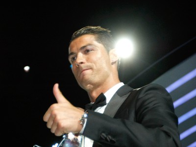 Cristiano Ronaldo s trofejou pre najlepšieho hráča Európy
