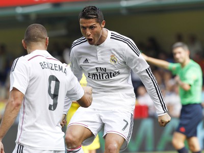 Cristiano Ronaldo a Karim Benzema oslavujú gól Realu