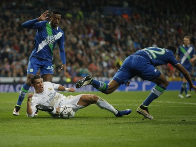 Cristiano Ronaldo na zemi bojuje o loptu