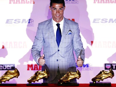 Cristiano Ronaldo so zlatými kopačkami