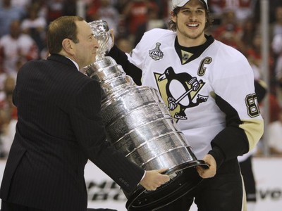 Sydney Crosby preberá Stanley