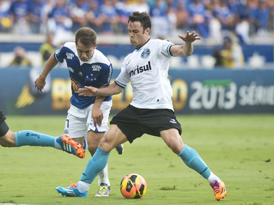 Everton Ribeiro a Kleber