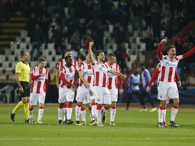 Hráč Belehradu Milan Pavkov oslavuje svoj druhý gól