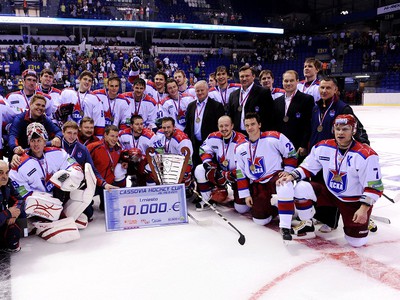 hokejisti CSKA s trofejou