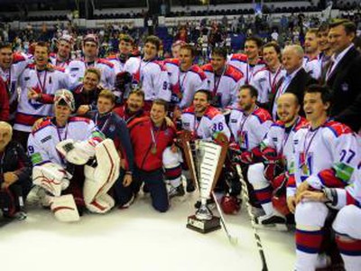 hokejisti CSKA s trofejou