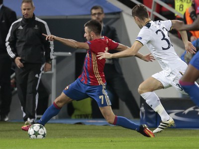 Hráč CSKA Zoran Tosič (vľavo) a hráč Tottenhamu Ben Davies (vpravo) v súboji o loptu