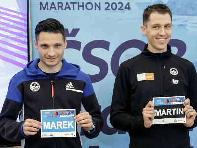 Na snímke zľava vytrvalostní bežci Marek Hladík a Martin Rusina počas tlačovej konferencie k 19. ročníku ČSOB Bratislava Marathon
