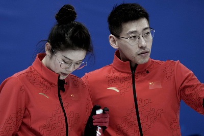 Čínski reprezentanti v curlingu si na úvod turnaja miešaných tímov na zimných olympijských hrách pripísali víťazstvo 7:6 nad obhajcami striebra Švajčiarmi