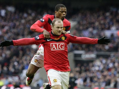 Wayne Rooney a Patrice Evra sa radujú z víťazného gólu