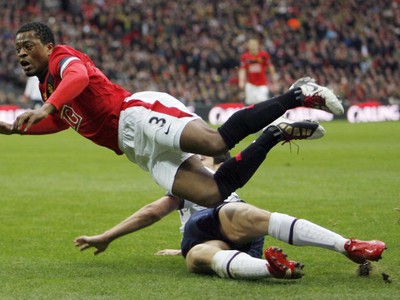 Patrice Evra faulovaný Stewartom Downingom