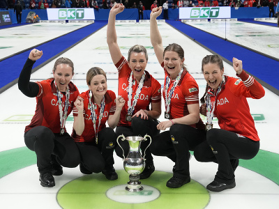 Radujúce sa Kanaďanky po zisku zlata na MS v curlingu