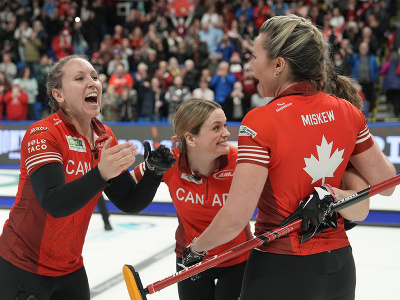 Radujúce sa Kanaďanky po zisku zlata na MS v curlingu