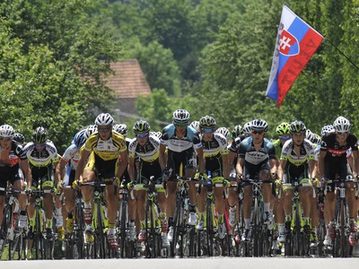 Pelotón počas majstrovstiev Slovenska a Česka v cestnej cyklistike