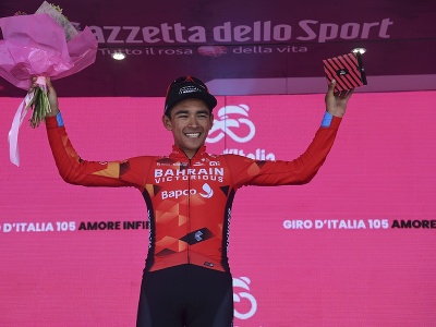 Kolumbijský cyklista Santiago Buitrago z tímu Bahrajn-Victorious sa teší na pódiu po víťazstve 17. etape medzinárodných pretekov Giro d´Italia