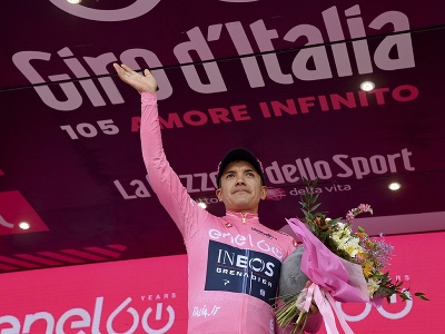 Ekvádorský cyklista Richard Carapaz z tímu Ineos Grenadiers v ružovom drese vedúceho pretekára v celkovom priebežnom poradí sa teší na pódiu po 17. etape medzinárodných pretekov Giro d´Italia