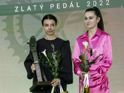 Sprava Eszter Kulichová a Dóra Rákoczová, ktoré triumfovali v kategórii sálová cyklistika, pózujú počas slávnostného udeľovania ocenení v ankete Zlatý pedál pre najlepších cyklistov Slovenska za rok 2022