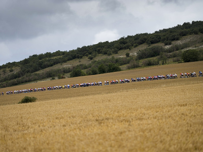 Cyklisti počas druhej etapy prestížnych cyklistických pretekov Tour de France.