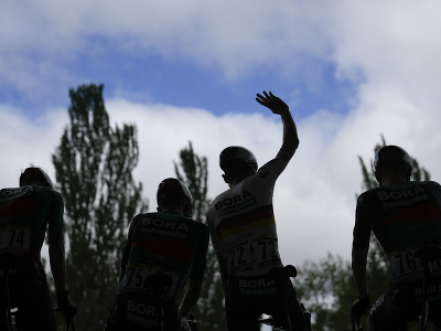Cyklisti mávajú divákom pred štartom druhej etapy prestížnych cyklistických pretekov Tour de France (TdF) v severošpanielskom meste Vitoria-Gasteiz