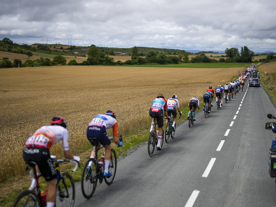 Cyklisti počas druhej etapy prestížnych cyklistických pretekov Tour de France.