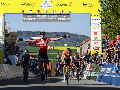Dylan Teuns vyhral prvú etapu Tour de Romandie