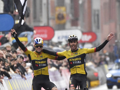 Christophe Laporte (vpravo) a Belgičan Wout Van Aert oslavujú v cieli víťazstvo nedeľňajšej klasiky Gent - Wevelgem