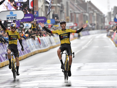 Christophe Laporte (vpravo) a Belgičan Wout Van Aert oslavujú v cieli víťazstvo nedeľňajšej klasiky Gent - Wevelgem