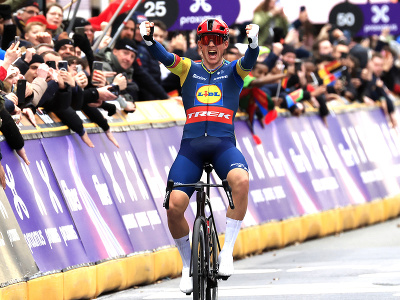 Dánsky cyklista Mads Pedersen oslavuje v cieli víťazstvo nedeľňajšej flámskej klasiky Gent - Wevelgem