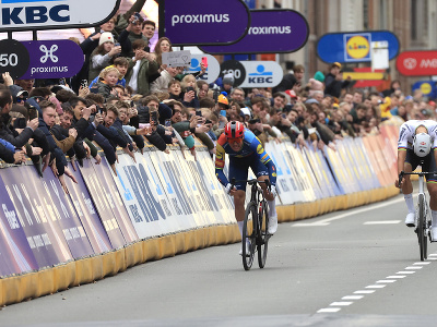 Dánsky cyklista Mads Pedersen (vľavo) špurtuje do cieľa pred Holanďanom Mathieuom Van Der Poelom na víťazstvo nedeľňajšej flámskej klasiky Gent - Wevelgem