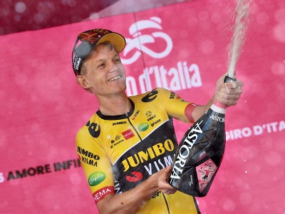 Holandský cyklista Koen Bouwman oslavuje na pódiu so šampanským po jeho víťazstve 19. etapy cyklistických pretekov Giro D'Italia na trati z Marano Lagunare - Santuario