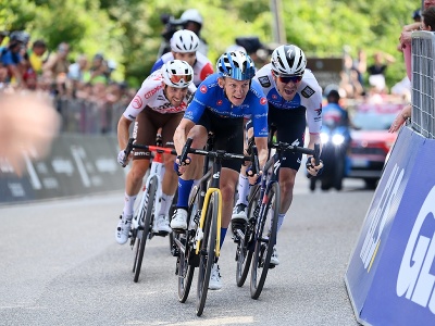 Holandský cyklista Koen Bouwman na ceste k víťazstvu 19. etapy cyklistických pretekov Giro D'Italia na trati z Marano Lagunare - Santuario
