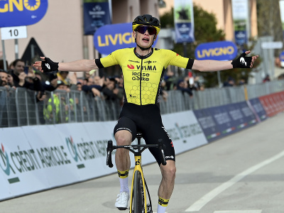 Dánsky cyklista Jonas Vingegaard oslavuje víťazstvo v 5. etape Tirreno - Adriatico