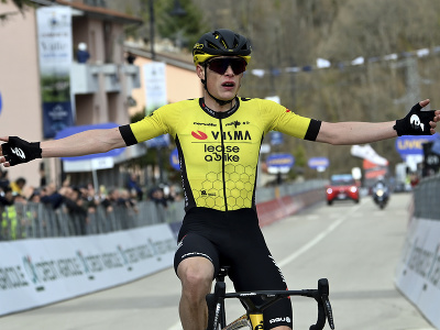 Dánsky cyklista Jonas Vingegaard oslavuje víťazstvo v 5. etape Tirreno - Adriatico