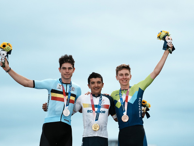 Ekvádorsky cyklista Richard Carapaz (uprostred) sa teší na pódiu zo zisku zlatej medaily v cestných pretekoch jednotlivcov s hromadným štartom na OH v Tokiu v japonskom meste Ojama v sobotu 24. júla 2021. Striebro získal Belgičan Wout Van Aert (vľavo) a bronz Slovinec Tadej Pogačar (vpravo).