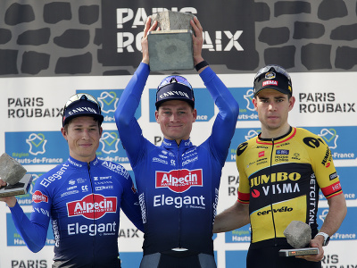 Holandský cyklista Mathieu van der Poel (uprostred) sa teší na pódiu po triumfe na 120. ročníku slávnych pretekov Paríž - Roubaix