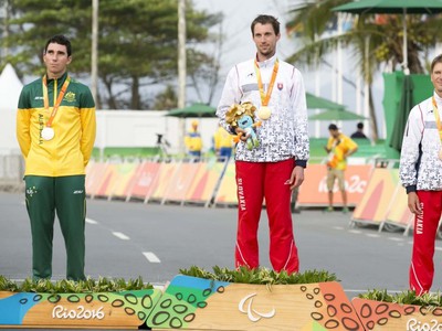 Stupeň víťazov zľava: Kyle Bridgwood, zlatý Jozef Metelka a bronzový Patrik Kuril