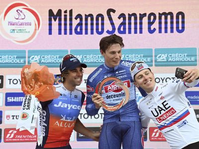 Belgický cyklista Jasper Philipsen (uprostred) oslavuje na pódiu víťazstvo v cyklistických pretekoch Miláno - San Remo, druhý skončil Austrálčan Michael Matthews (vľavo) a tretí Slovinec Tadej Pogačar (vpravo).