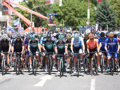 Na snímke hromadný štart pretekov hlavnej súťaže kategórie Elite na Majstrovstvách SR a ČR v cestnej cyklistike 