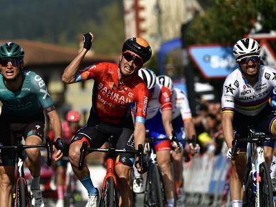 Španielsky cyklista Pello Bilbao z tímu Bahrajn-Victorious víťazí v 3. etape 61. ročníka pretekov Okolo Baskicka, vpravo porazený Julian Alaphilippe