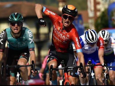 Španielsky cyklista Pello Bilbao z tímu Bahrajn-Victorious víťazí v 3. etape 61. ročníka pretekov Okolo Baskicka, vpravo porazený Julian Alaphilippe