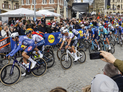 Holandský cyklista Mathieu van der Poel (v strede) triumfoval na nedeľnom 108. ročníku pretekov Okolo Flámska.